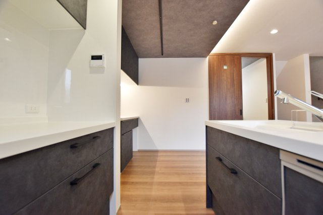 シャルムコート・ジョン上田中町｜3LDK＋駐車1台可のキッチン|キッチンスペースはお料理中でも人がすれ違えるだけのスペースを確保。カップボードもすぐ隣に設けてあるので機能的に使えます。