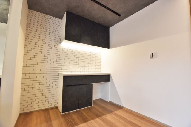 シャルムコート・ジョン上田中町｜3LDK＋駐車1台可のキッチン|キッチン横にはカップボードを設置し、収納力をアップさせています。リビングのインテリアの一部として周囲の雰囲気に溶け込むような落ち着いた色合いになっています。