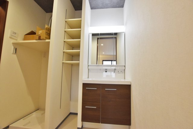 シャルムコート・ジョン上田中町｜3LDK＋駐車1台可の独立洗面台|洗面室にはガス乾燥機の「乾太くん」を標準装備。天気の悪い日でもガスの力でふんわりとした仕上がりで乾かせてくれます。