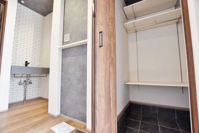 シャルムコート・ジョン上田中町｜3LDK＋駐車1台可の玄関|玄関横には土間続きのシューズインクローゼットがあるので玄関回りをスッキリと片付けられます。玄関手洗いもあるので、衛生的にも◎