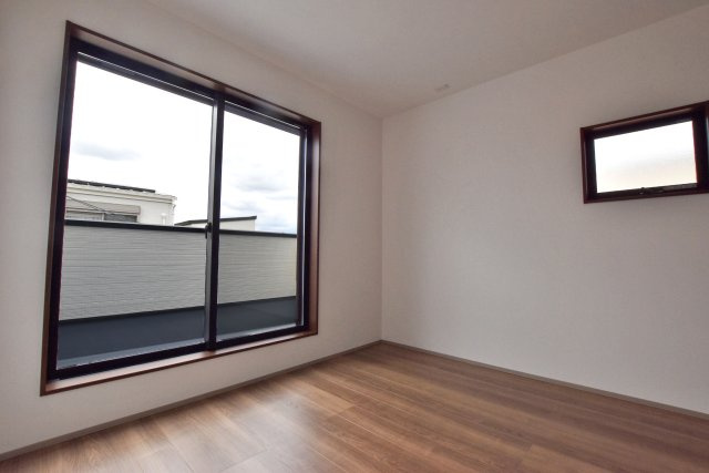 シャルムコート・ジョン上田中町｜3LDK＋駐車1台可の洋室|3階洋室6.5帖。主寝室想定のバルコニーに面した明るいお部屋です。