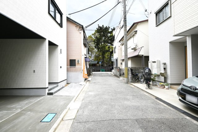 シャルムコート・ジョン上田中町｜3LDK＋駐車1台可の前面道路含む現地写真|西側前面道路、幅員約4.2ｍ