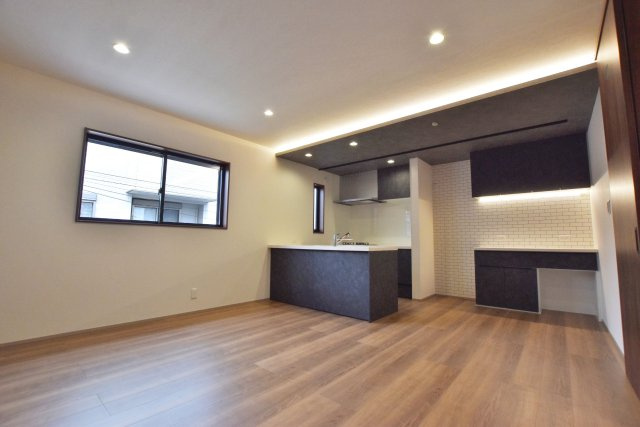 シャルムコート・ジョン上田中町｜3LDK＋駐車1台可の居間・リビング|家具の配置がしやすい形状のリビングダイニングなので、実生活がイメージできるのがいいですね。お気に入りの家具をどう配置するかコーディネートも楽しみです。