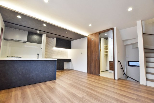 シャルムコート・ジョン上田中町｜3LDK＋駐車1台可の居間・リビング|リビング階段を採用しているので、自然と家族どうしが顔を合わせる機会が増えるのはいいですね。