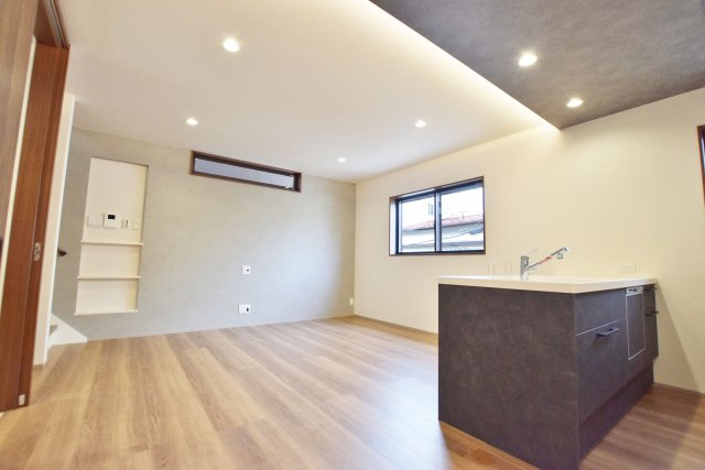 シャルムコート・ジョン上田中町｜3LDK＋駐車1台可の居間・リビング|リビングダイニングはどこにいても全体を見渡せる構造になっているので、小さなお子様がいらっしゃるご家庭でも、家事をしながら見守ることができます。