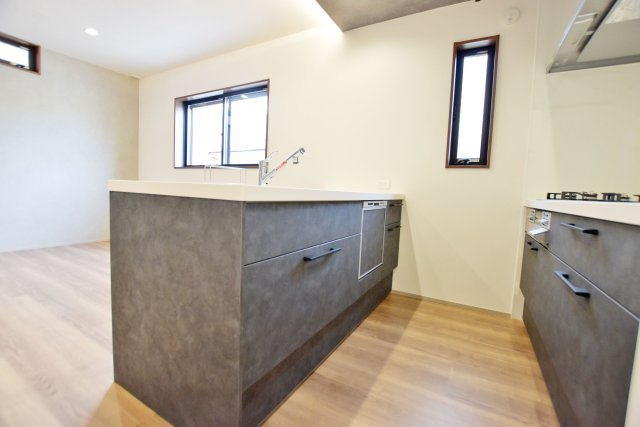 シャルムコート・ジョン上田中町｜3LDK＋駐車1台可のキッチン|ペニンシュラタイプのキッチンを採用しているので、お料理中でも家族との会話も弾みます。キッチンからリビング全体を見渡せるのも安心です。