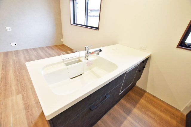 シャルムコート・ジョン上田中町｜3LDK＋駐車1台可のキッチン|シンク横のワークトップは余裕の広さ。お料理の盛り付けや配膳も問題ありません。完成したお料理をテーブルまで運んでもらうのもラクラクです。