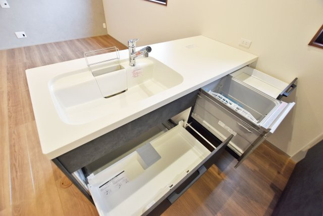 シャルムコート・ジョン上田中町｜3LDK＋駐車1台可のキッチン|シンク下の収納スペースにはお鍋や調理器具のような大きなものもスッポリ収納できます。食洗器付きなので食後の片付けも助かります。