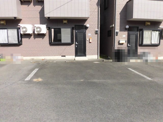 ハイツグレイスF棟の駐車場