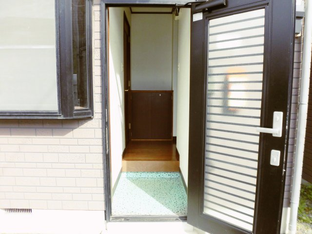 ハイツグレイスF棟の玄関