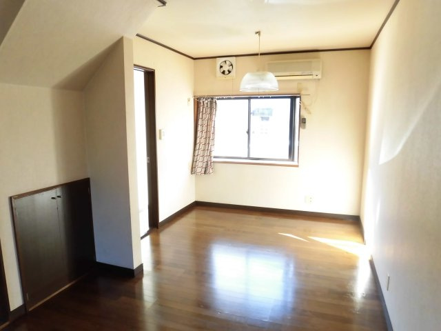 ハイツグレイスF棟の居間・リビング