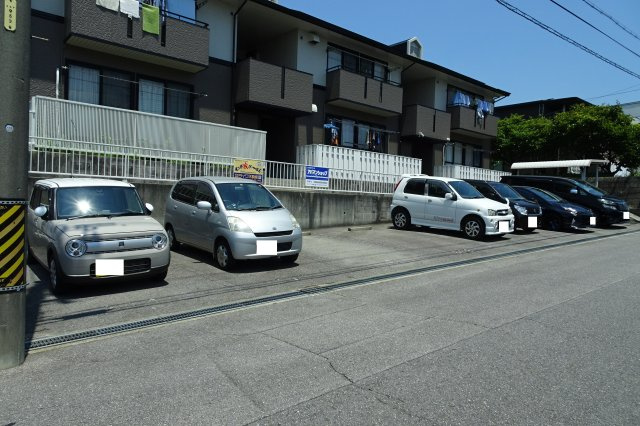 ハイカムール上地の駐車場