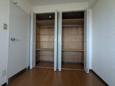 【収納】 | グランドパレス君影 | 壁面に高さのあるクローゼットがあるので収納力があります。