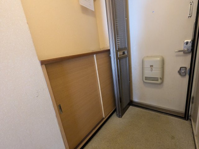 【玄関】 | グランドパレス君影 | ドアを開けても網戸で風通しができますね。