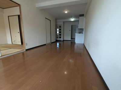 【居間・リビング】 | グランドパレス君影 | 続き間で和室があります。