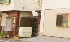 森下ビルのエントランス