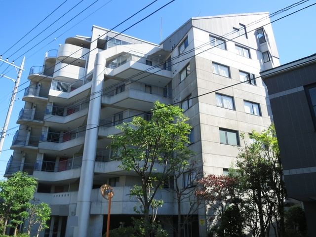 PRISM COURT 平井の外観|コンクリート打ちっぱなしのしっかりとしたマンションです。