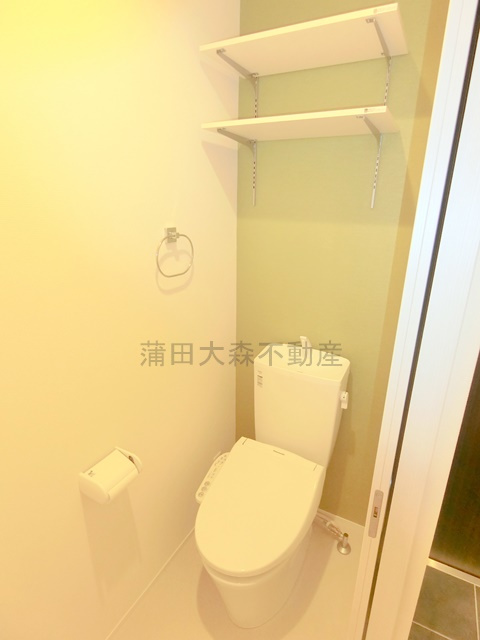 カーサ　セレーノのトイレ|棚収納と温水洗浄便座付きトイレ