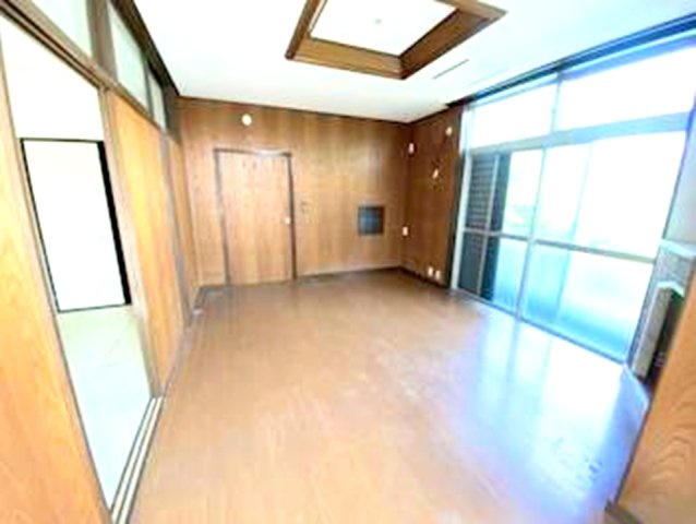 花屋敷荘園2丁目の居間・リビング|家族と過ごす時間を大切にしたい方にぴったりの明るくゆとりある住空間です。東・南側の窓からの日差しがリビングの隅々までしっかりと届きます！ 
