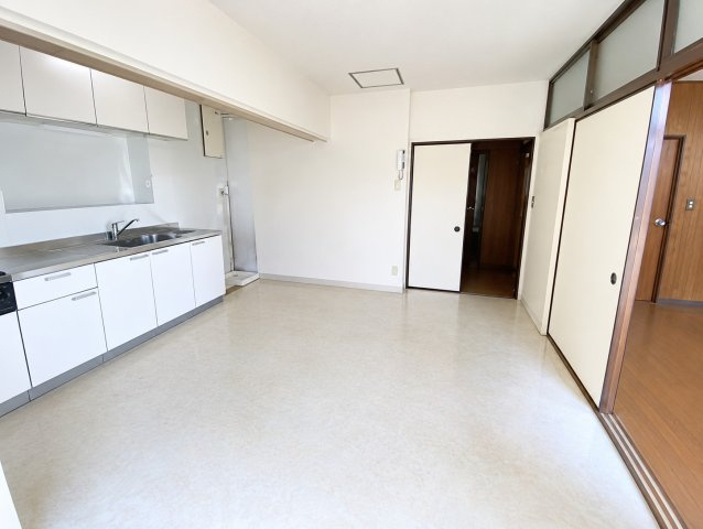 花屋敷荘園2丁目のキッチン|忙しい朝もしっかり家族が揃って食事をして頂けるゆとりある大きさのダイニングスペース。料理をたくさん並べて、テーブルで囲む健やかな食事の時間を存分に愉しんで下さい。 (画質補正あり)

