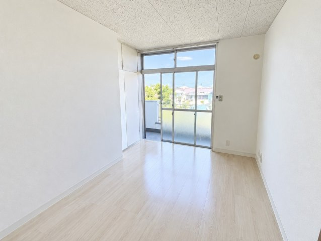 花屋敷荘園2丁目の洋室|大きな窓からたっぷりと陽光が注がれる明るい空間。家族の成長に対応できる永住仕様の間取り。一日の疲れをいやしてくれる主寝室。時を忘れて過ごす場所として過ごせるお部屋。 (画質補正あり)
