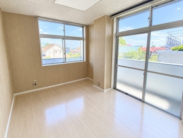 花屋敷荘園2丁目の洋室|たっぷりの陽射しを確保する2面採光です♪ (画質補正あり)
