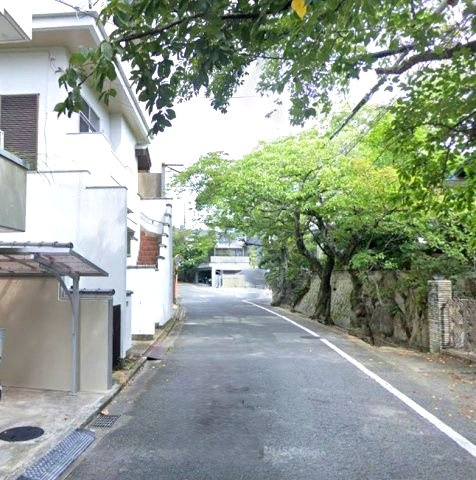 花屋敷荘園2丁目の前面道路含む現地写真|駐車も楽々　南向き　前面６ｍ道路に面した住まい
