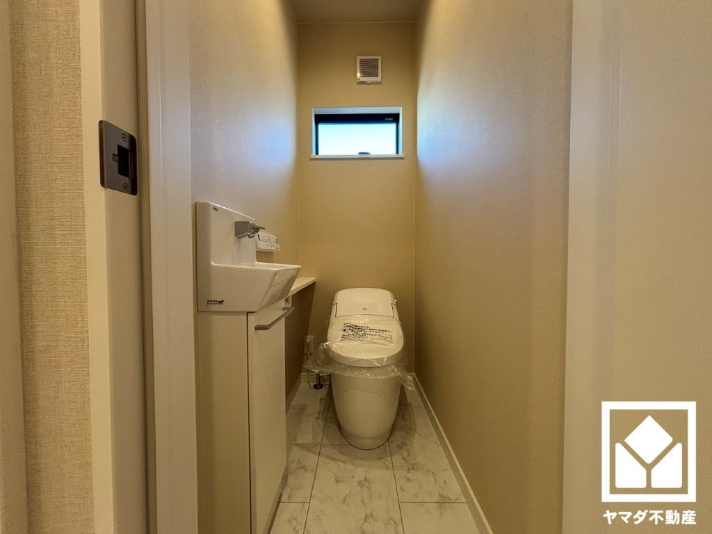 クラシス上田中町のトイレ|明るく清潔感溢れるトイレです。温水洗浄便座付きで、季節を問わずいつでも温かい便座をお使いいただけます。