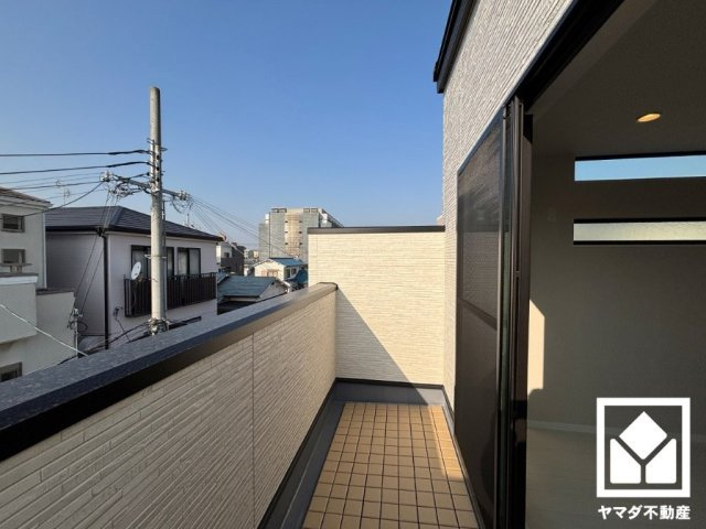 クラシス上田中町のバルコニー|家族のごはん作りがはかどる。同時調理ができる3口コンロ付き。