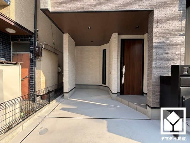 クラシス上田中町の駐車場|約5.9帖の3階洋室です。全居室フローリングでお掃除ラクラクです。