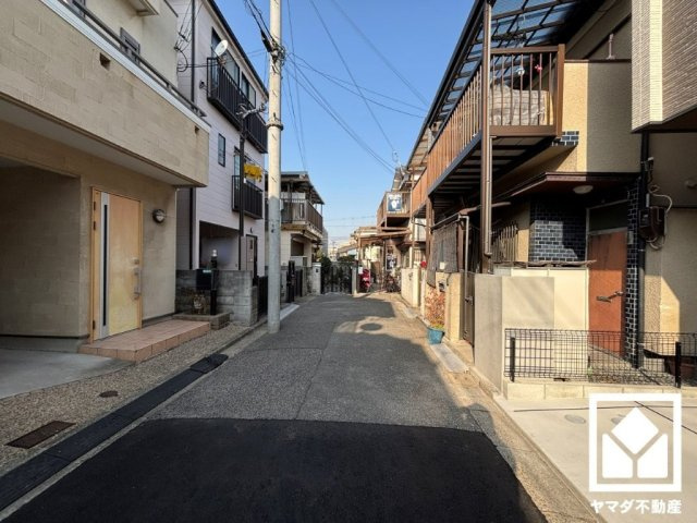 クラシス上田中町の前面道路含む現地写真|バルコニーにつながるお部屋で、通風・陽当たり良好。
