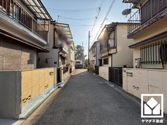クラシス上田中町の前面道路含む現地写真|クローゼットは奥行きがあるので、収納力も申し分ありません。お洋服はもちろん、スーツケースなどの大物もしっかり収納できます。