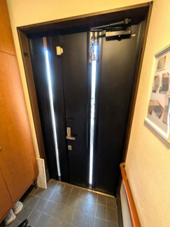 【玄関】 | ■茨木市西田中町　■駅徒歩圏と陽当たりの良いロケーション