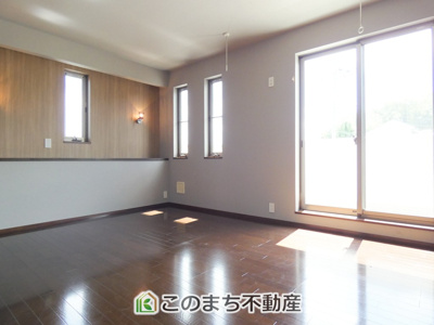 【洋室】 | 小山市大字粟宮中古住宅 | たくさんの窓から室内に明るい日差しが差し込みます♪