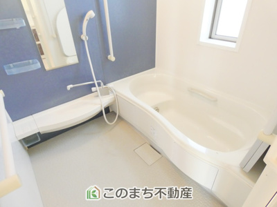【浴室】 | 小山市大字粟宮中古住宅 | 雨の日の洗濯も安心♪換気乾燥暖房機を完備した1坪サイズのシステムバスです
