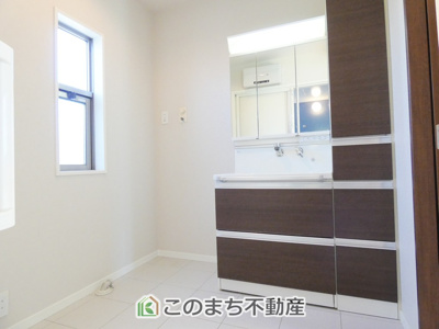 【独立洗面台】 | 小山市大字粟宮中古住宅 | 伸びるホースでお掃除ラクラク♪三面鏡付きで朝の身支度が楽しくなりますね♪
