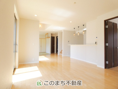 【居間・リビング】 | 小山市大字粟宮中古住宅 | 開放感のある大きなリビング♪陽の光がご家族の団らんを明るく照らします♪
