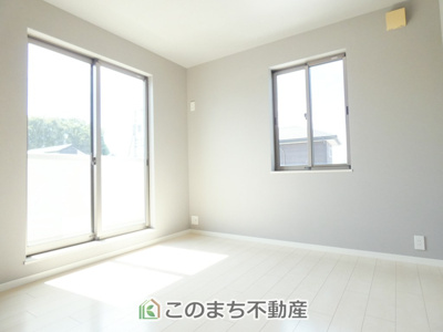 【洋室】 | 小山市大字粟宮中古住宅 | 窓から暖かな日差しが差し込みます♪
