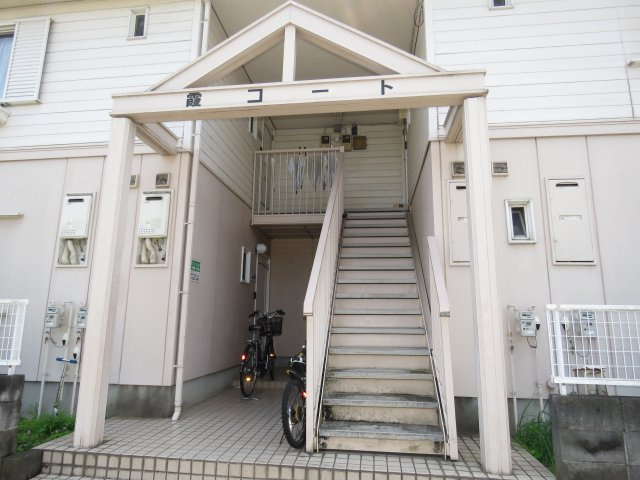 霞コートのエントランス