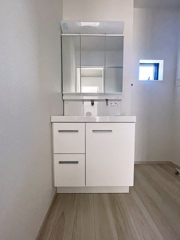 新築戸建・新築建売　郡山市静町8期　大成小学校・郡山第七中学校の独立洗面台|三面鏡洗面台で朝の身支度もしやすい＆収納力も◎洗面台に物を置かずすっきり清潔に保つことができます！