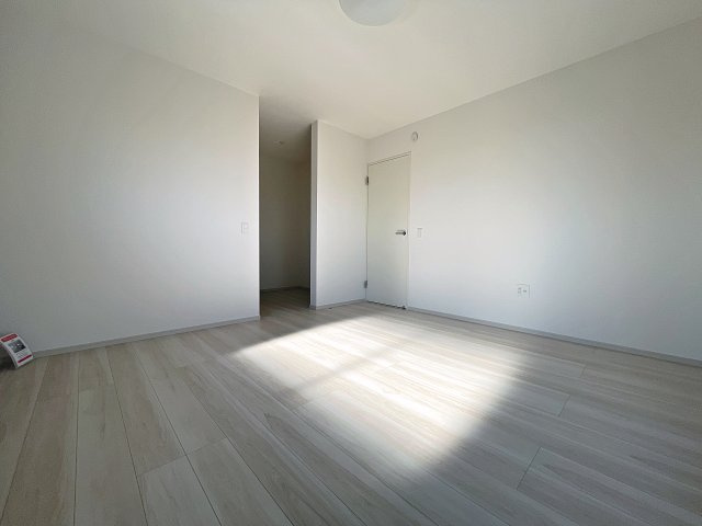 新築戸建・新築建売　郡山市静町8期　大成小学校・郡山第七中学校の洋室|フリースペースとWICがありお荷物が多くても安心です！