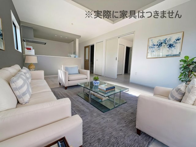 新築戸建・新築建売　郡山市静町8期　大成小学校・郡山第七中学校の居間・リビング|画像はバーチャルホームステージングの加工による演出で、実際の家具は付きません。