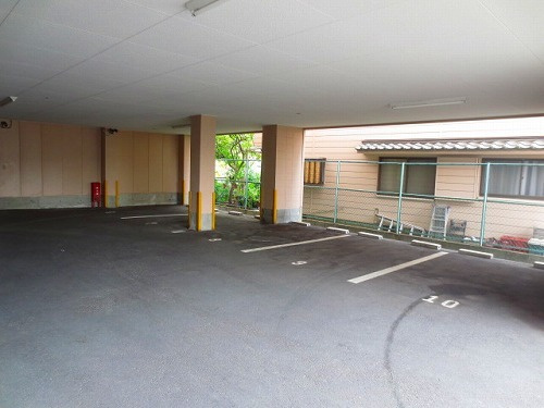 ニューヴィラ舞子の駐車場