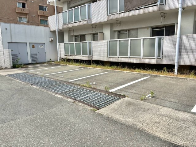 メゾン今在家の駐車場