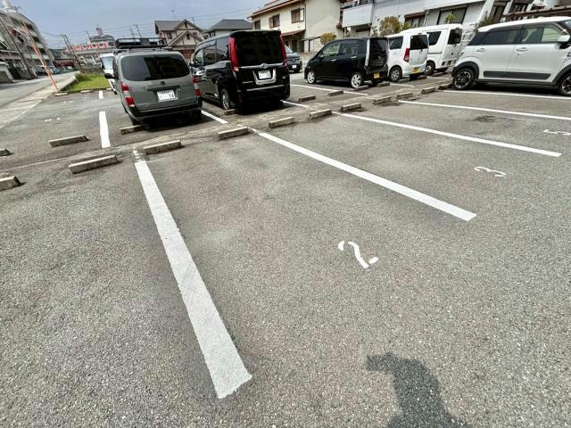 メゾン今在家の駐車場