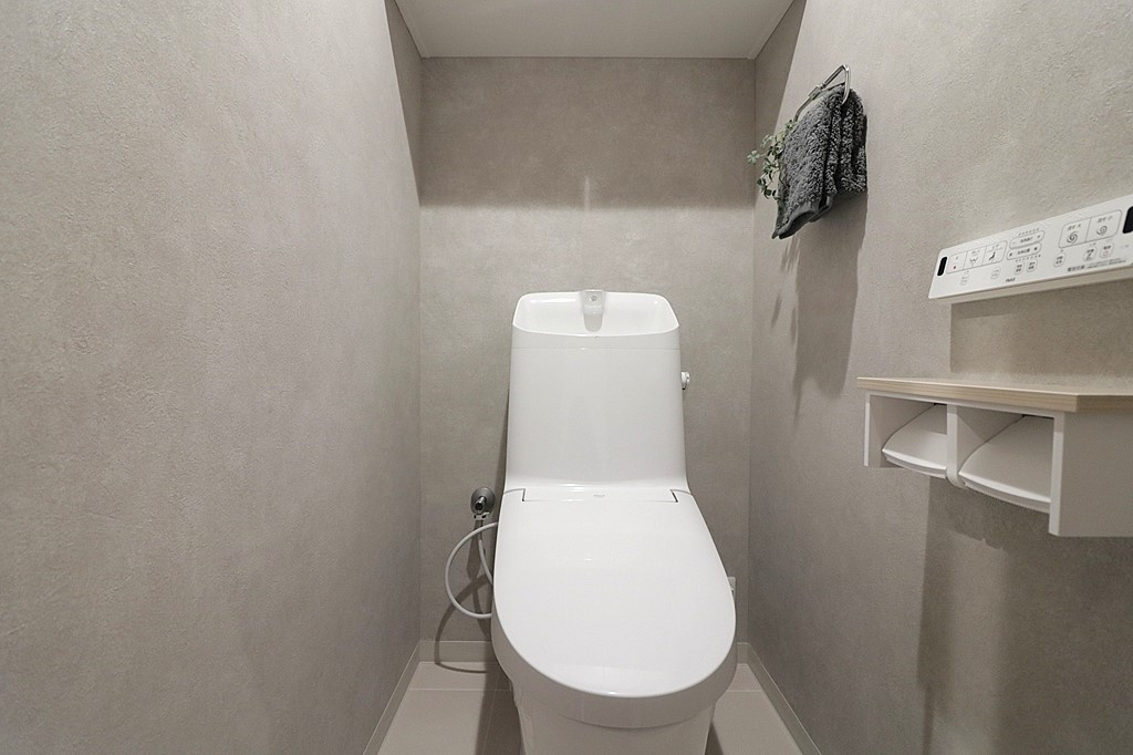 ベルヴェデールイトーピア武庫川のトイレ|ウォシュレットトイレです。
リフォームの際に新調しています。