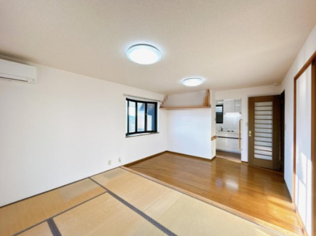日立市石名坂町1丁目　中古戸建の洋室|20帖の広～いリビングは、ゆったりとした家族だんらんの時間を過ごせます(^^)/