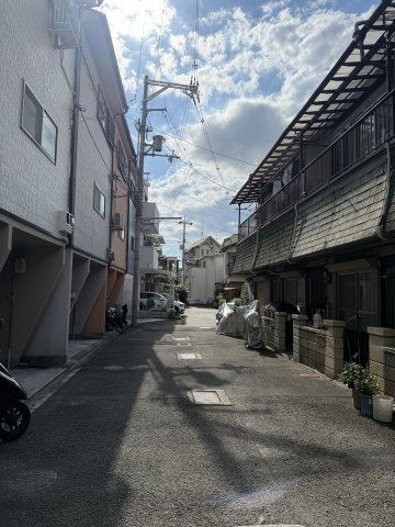 中古戸建　大東市灰塚４丁目（平成11年築）の前面道路含む現地写真