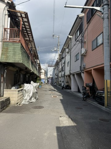 中古戸建　大東市灰塚４丁目（平成11年築）の前面道路含む現地写真