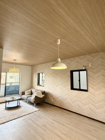 中古戸建　大東市灰塚４丁目（平成11年築）の居間・リビング|おしゃれな18帖LDK